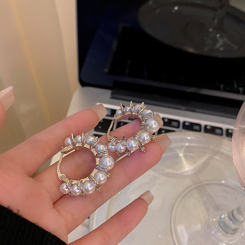 Light luxury and high-end geometric pearl ear buckles, women's cold style, fashionable and elegant, personality, versatile best-selling earrings wholesale full figure