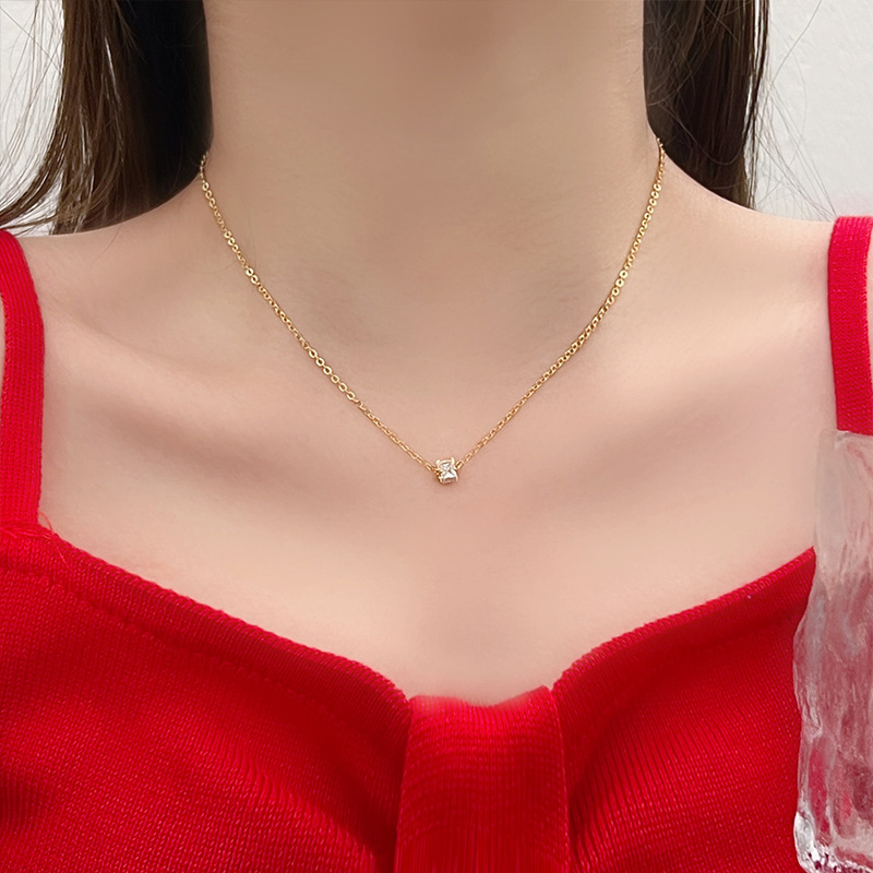 Xiaoman Yao Necklace 2024 New style, light luxury, niche, non-fading sweater chain, high-end and versatile design pendant for women full figure