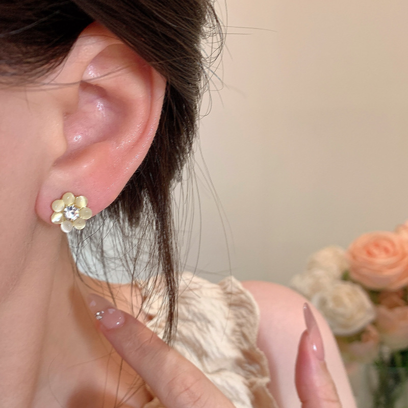 Exquisite and small flower-shaped cat's eye stone ear studs, a new bestseller in 2025, exuding a sense of high-end and light luxury, elegant earrings and earrings for women Application Scenario