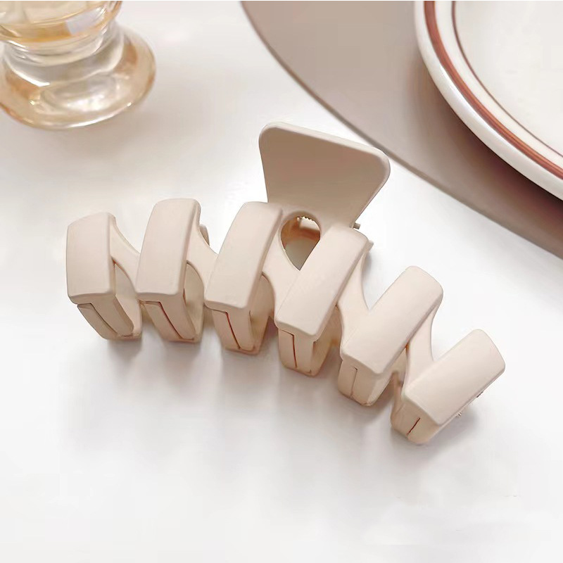 French retro milk coffee color hair clips, large shark hair clips at the back of the head, simple and elegant headwear, hair grabber Specification drawing