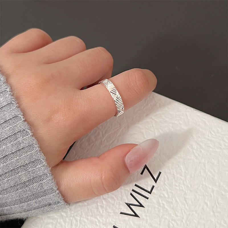 Fashionable and simple ring for women, niche style, high-end, simple and trendy, ins fashion trend, personalized and simple ring for women details Picture