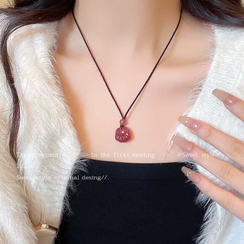 Pink strawberry crystal woven rope cat paw pendant necklace for women, a new 2024 bestseller with a high-end collarbone chain accessory Specification drawing