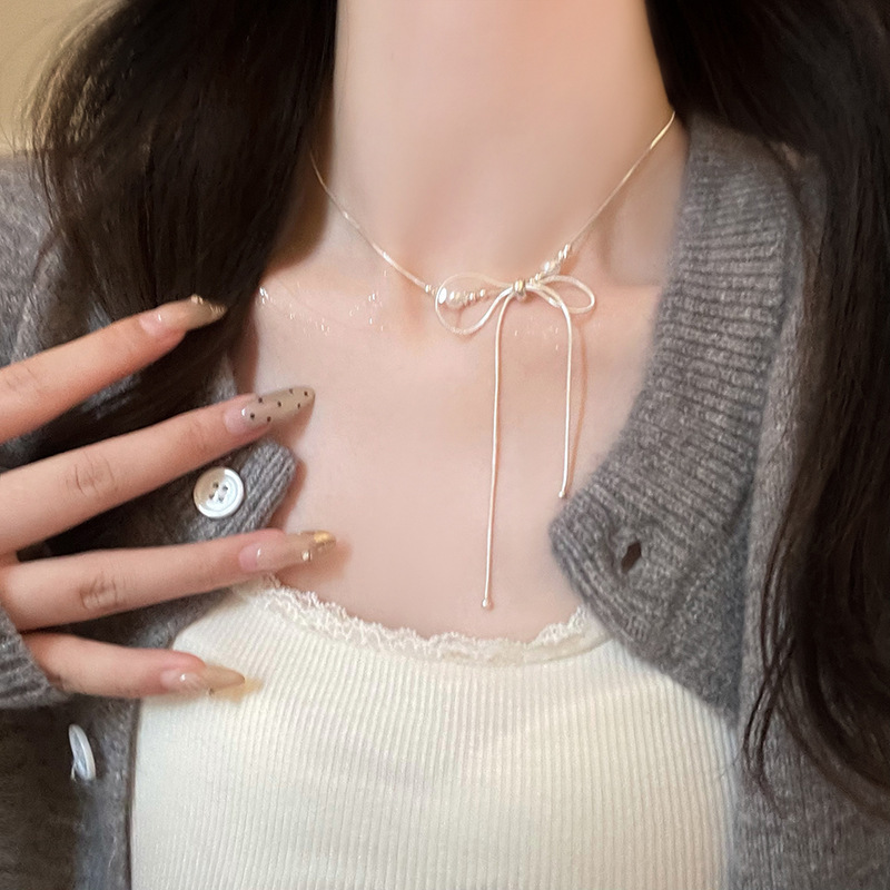 The super ethereal bow pearl necklace is a light luxury and niche design for women. It features a collarbone chain and is a fashionable and popular neckchain accessory full figure