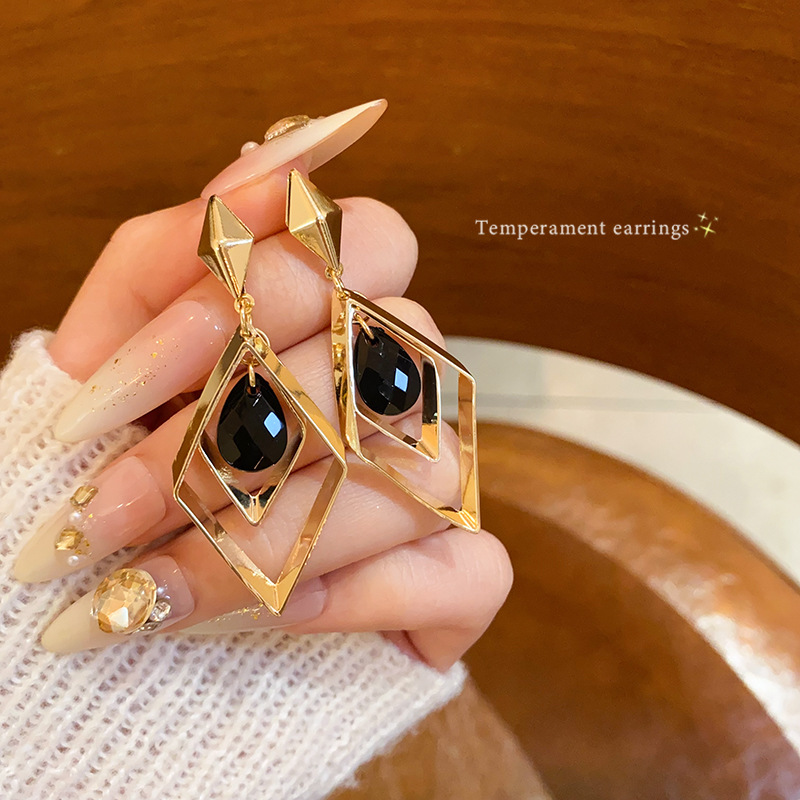European and American style retro rhomboidal black teardrop earrings for women, simple and individual, versatile long earrings, elegant and trendy earrings full figure