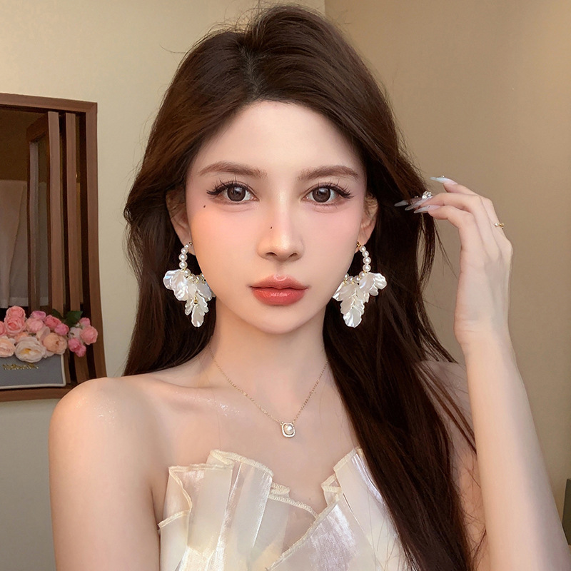 The new petal tassel earrings for women in the summer of 2025 are a light luxury, niche and high-end look. The stud earrings exude an ethereal charm and are long earrings details Picture