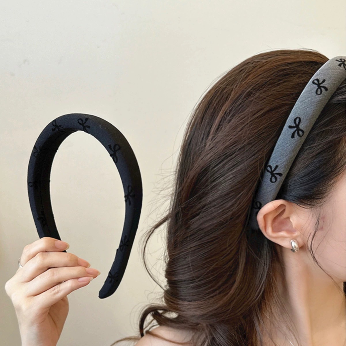 French bow denim style pleated fabric high-end hair band, retro and fashionable high top pressure hair band and hair accessory details Picture