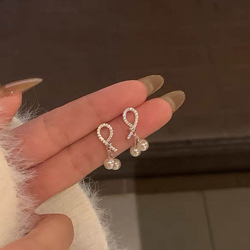 Asymmetrical heart-shaped pearl earrings, a new bestseller for women in 2025, are unique stud earrings with a light luxury style and a high-end feel full figure