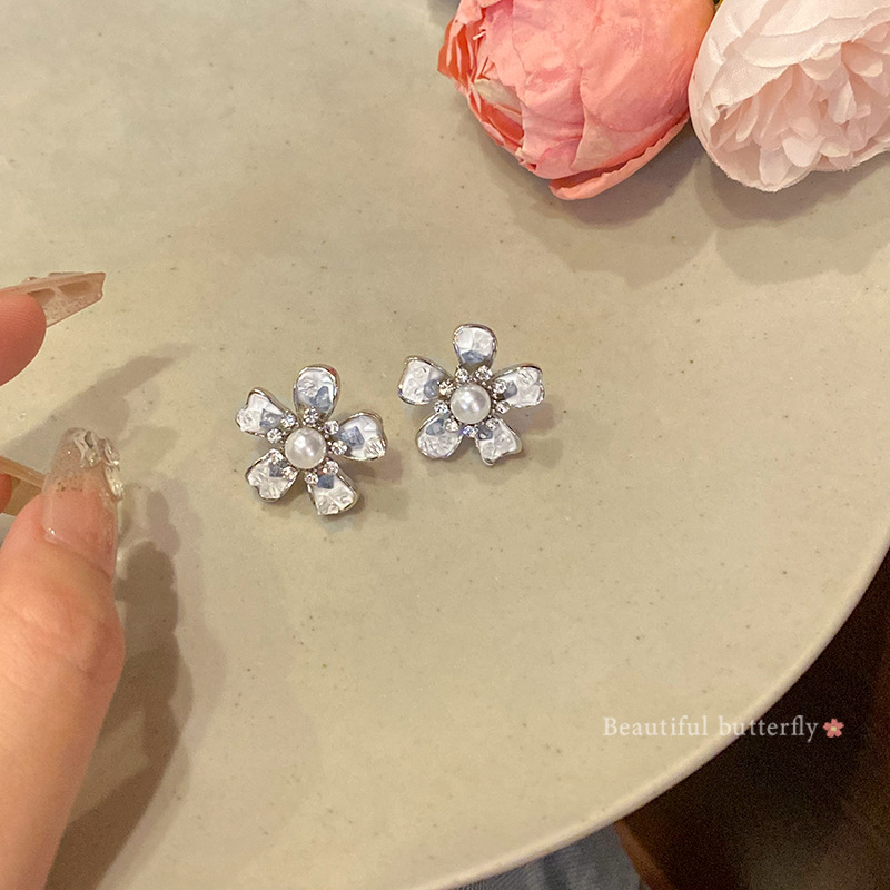 Blue gradient flower pearl earrings for women, cool, niche and high-end style earrings, light luxury, unique and best-selling earrings wholesale Application Scenario