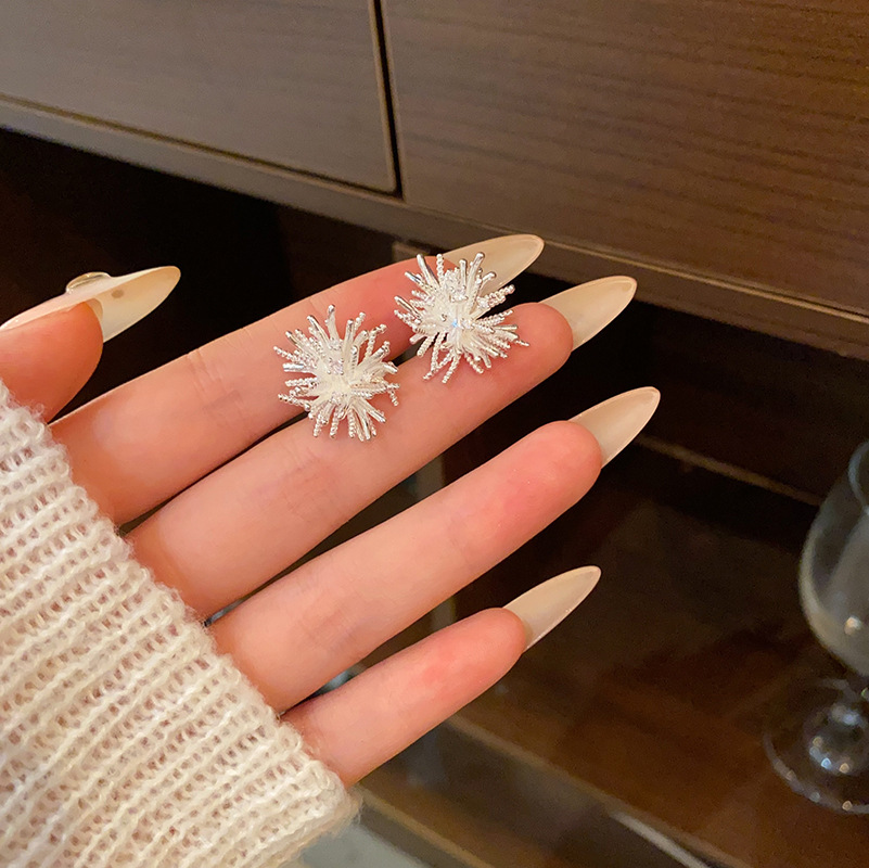 Silver high-end dandelion stud earrings for women, cold and unique retro style earrings, light luxury and niche style earrings wholesale Specification drawing