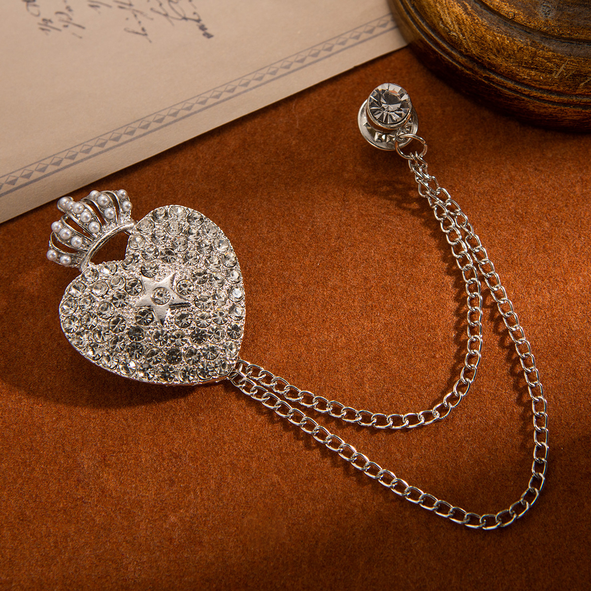 European court retro alloy brooch, light luxury tassel brooch, collar pin accessory, fashionable crown with diamonds, simple and versatile Application Scenario