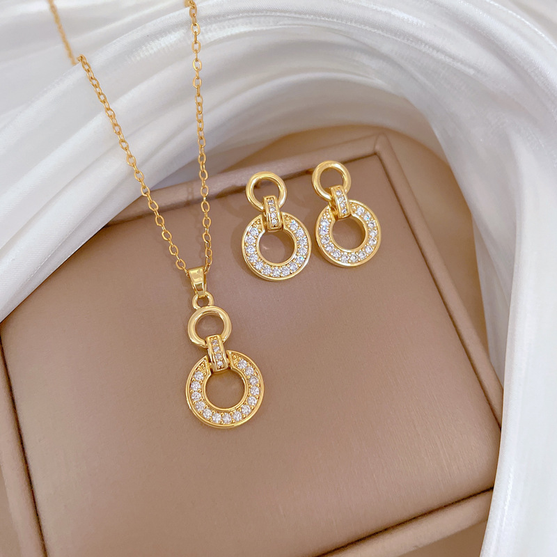 【 Titanium Steel 】 Necklace and earring set, light luxury full diamond interlocking, personalized and elegant banquet earrings and necklaces full figure