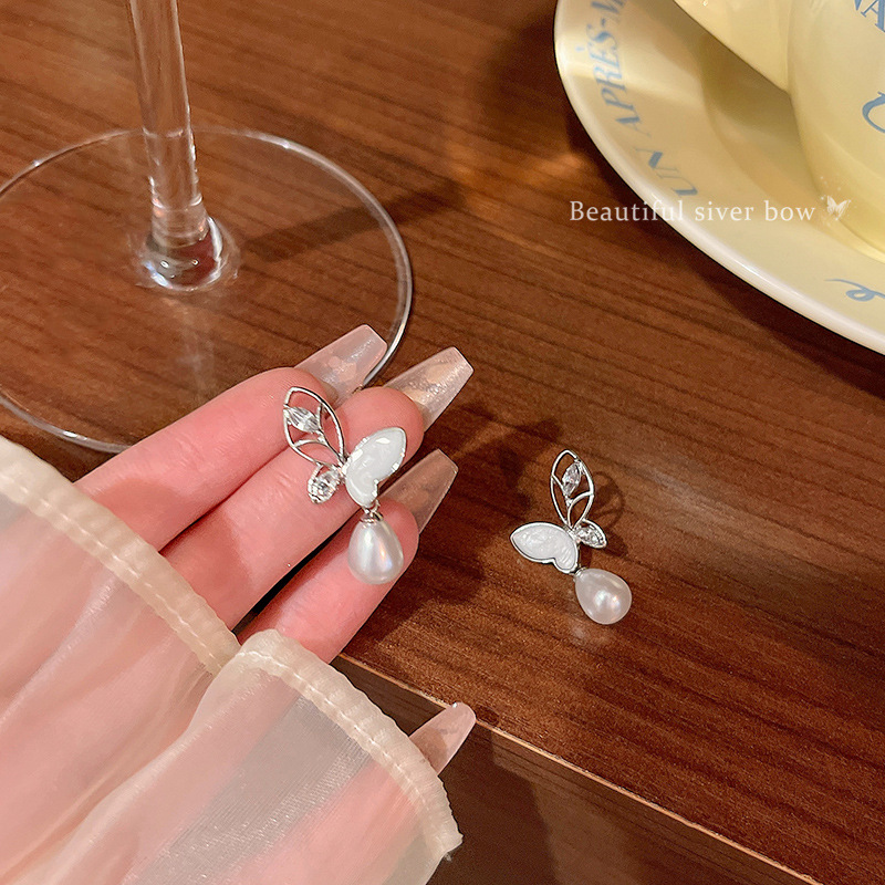 S925 Silver Needle hollowed-out crystal butterfly earrings are versatile for women, exuding a light luxury and high-end feel. Pearl stud earrings are elegant and sophisticated earrings for a socialite Specification drawing
