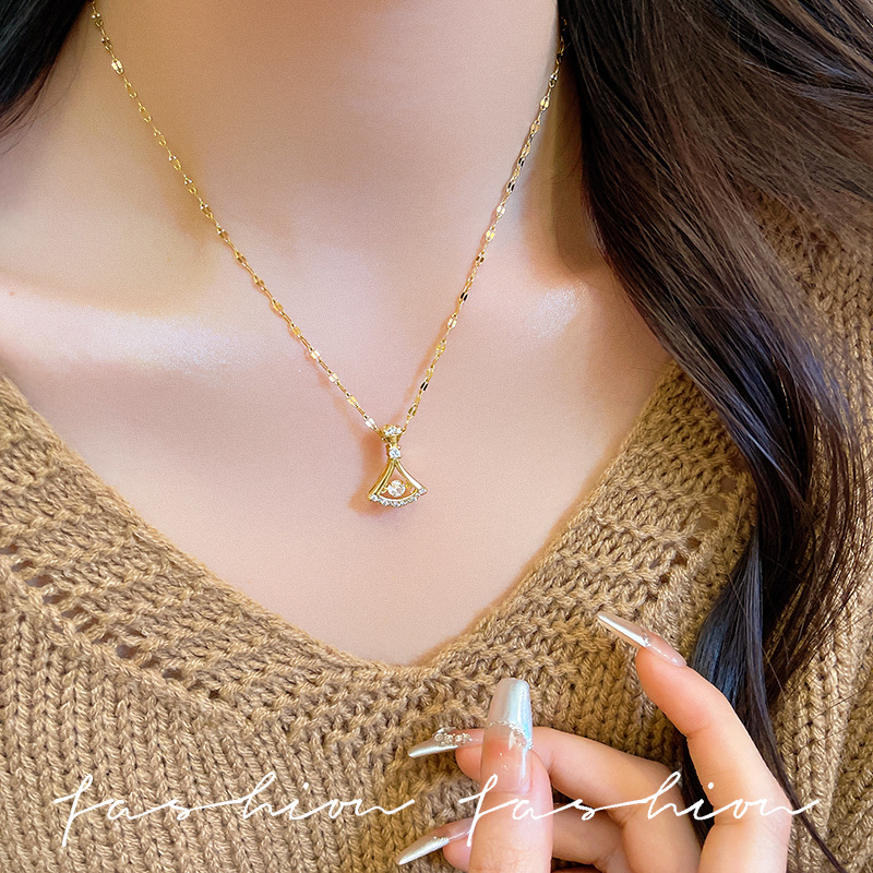 The new Korean version skirt hem fan-shaped dynamic necklace, the elegant pendant with a beating heart, and the versatile and trendy collarbone chain details Picture