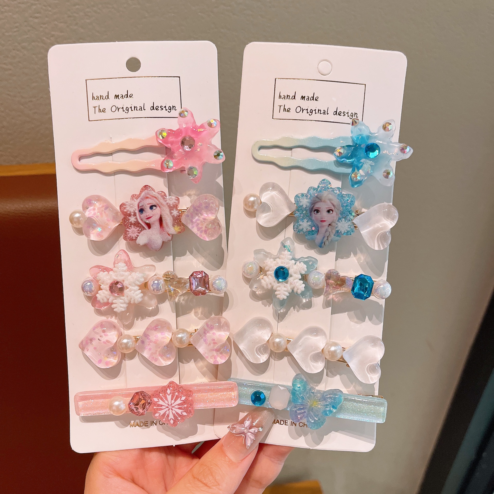 Frozen Children's hairpin, Little Girl Elsa's cartoon bangs, a girl's hair accessory that won't damage the hairpin Application Scenario