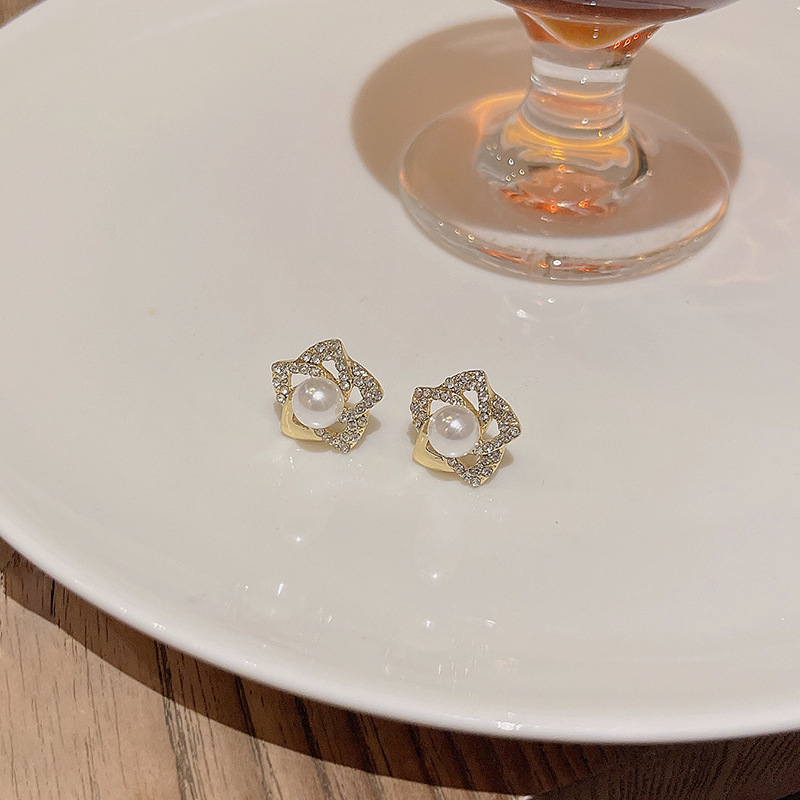 High-end diamond-encrusted hollowed-out flower pearl earrings, fashionable and sweet for women, versatile stud earrings, wholesale of internet-famous earrings Application Scenario