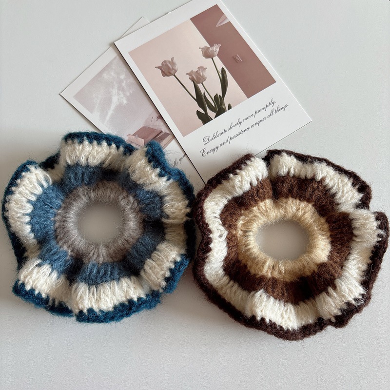 Autumn and winter handcrafted woolen pleated hair bands in rainbow colors, versatile and high-end hair accessories, simple hair ties, Korean-style headwear for women Application Scenario