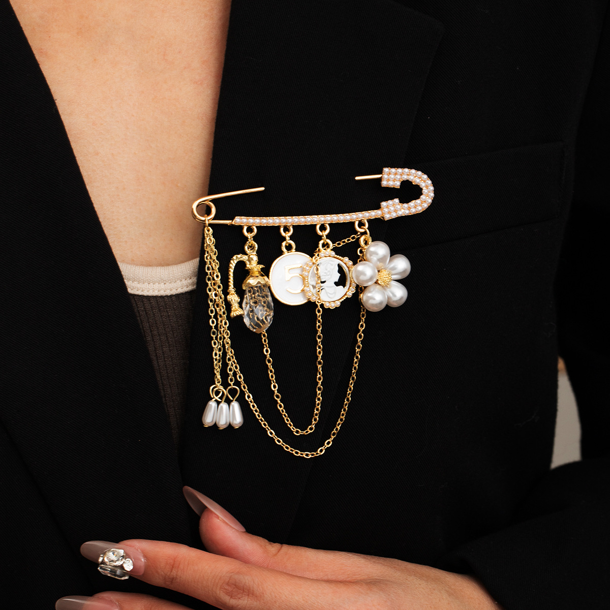 High-end crystal flower tassel brooch, a retro and light luxury suit brooch, elegant and fashionable chest accessory full figure