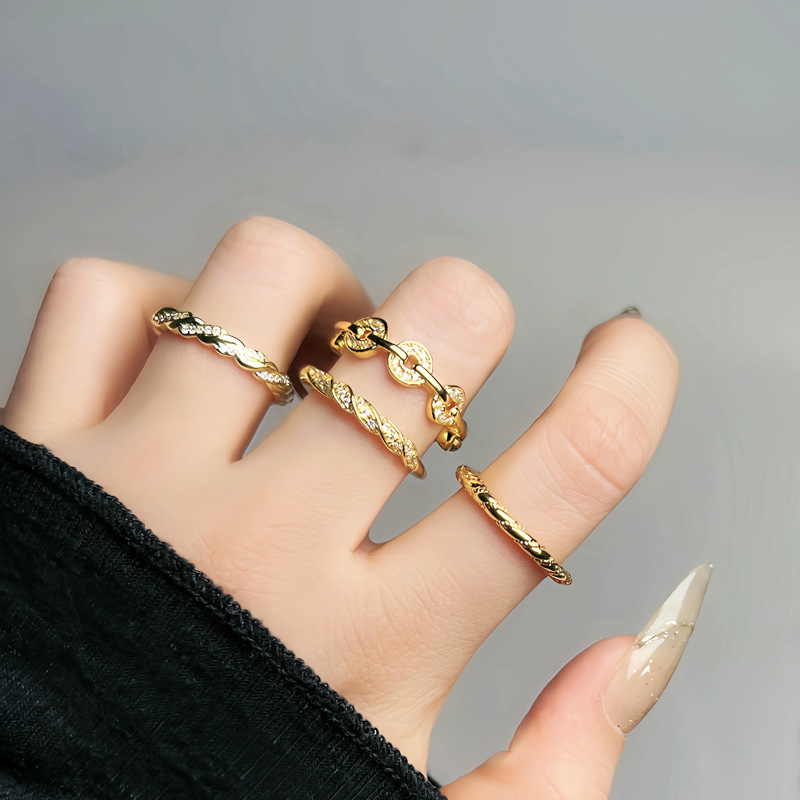 This simple geometric twist plain ring with a small open ring exudes a cold and elegant feminine charm. It is a niche, fashionable and versatile index finger ring trend Specification drawing