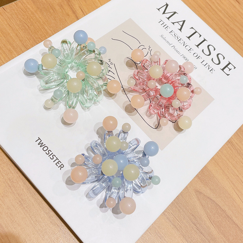The Korean Internet celebrity pearl hair band "Mermaid Girl" can be tied without damaging hair. The hair tie is simple and seamless, and the hair band is used to tie hair Specification drawing
