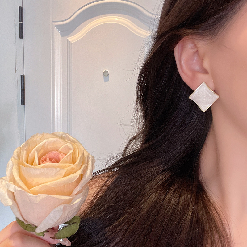Irregular geometric oil-dropping earrings from Europe and America, a new bestseller for women in 2025, are fashionable and light luxury stud earrings and personalized internet-famous earrings Application Scenario
