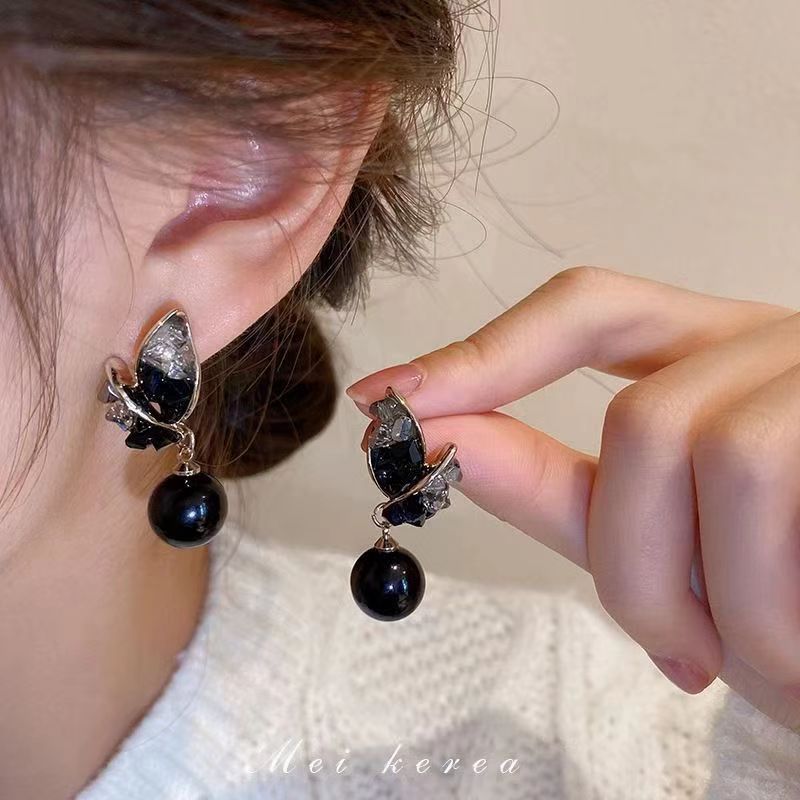 Black pearl crystal leaf earrings, women's niche color-blocking creative earrings, new retro stud earrings, high-end earrings full figure