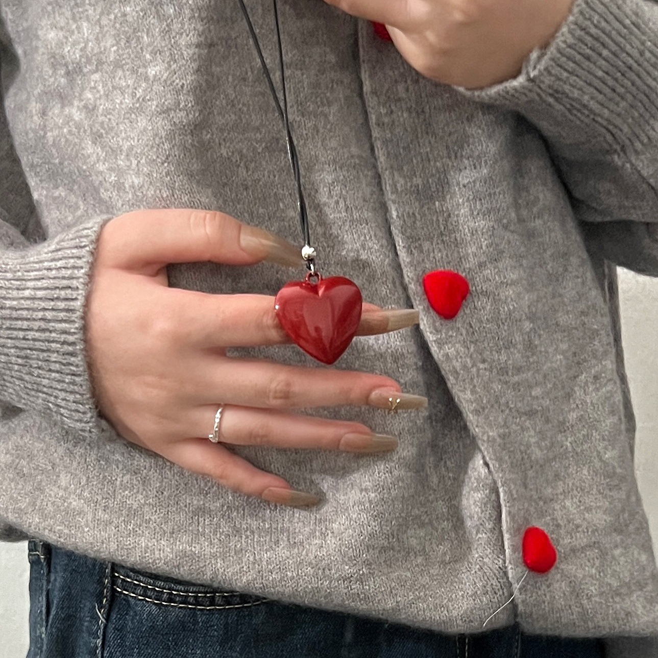 The same heart-shaped pendant necklace as the Korean blogger, a sweet and cool girl style sweater chain with adjustable drawstring details Picture