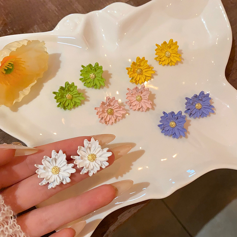 Spring fashion, fresh and delicate flower earrings, women's light luxury, versatile and elegant dopamine Daisy stud earrings, girls' earrings full figure