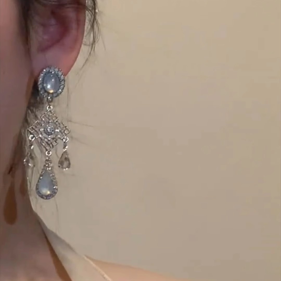 Silver needle diamond-encrusted oval water drop geometric tassel stud earrings, Korean-style light luxury high-end earrings, individual and elegant earrings Application Scenario