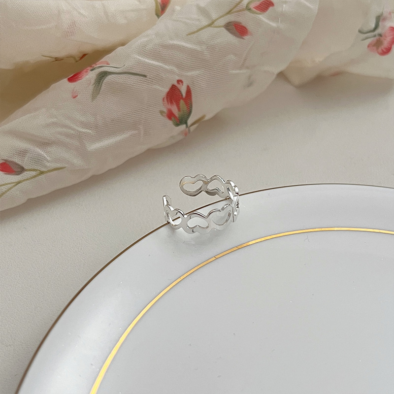 The heart-shaped hollowed-out simple and fashionable ring is exquisite, versatile, simple and good-looking. It has a trendy style and an adjustable opening for women Application Scenario