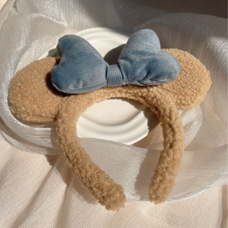 The cute plush Mickey hair band, a new cartoon headband for autumn and winter, is a versatile photo clip for sweet girls and an extremely adorable headwear Application Scenario