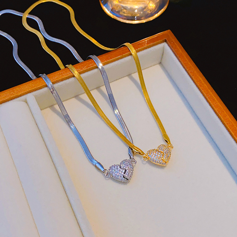 This is an openable full-diamond magnetic heart-shaped necklace with a unique and light luxury design for women. It features a blade chain heart-shaped pendant as a light luxury accessory full figure