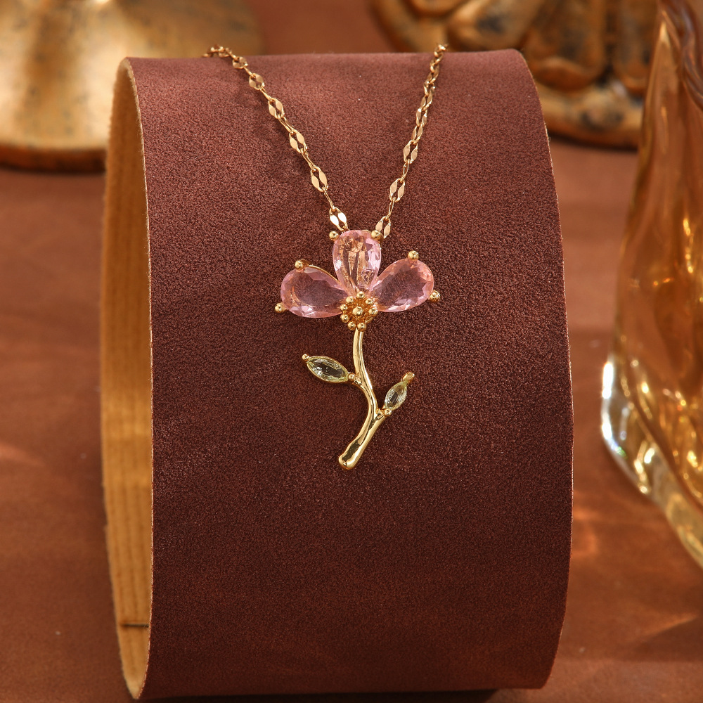 This Japanese and Korean style titanium steel necklace exudes a sense of sophistication and is versatile for autumn and winter. It features a niche design and a light luxury collarbone chain. It is a heart-shaped pendant accessory for women details Picture