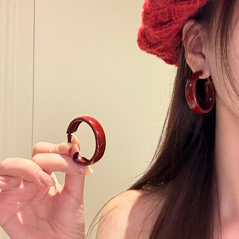 Ankela wide-brimmed earrings for autumn and winter, fashionable for women to show off their faces, small ear rings with a circular and high-end feel, and ear studs are best-selling earrings Application Scenario