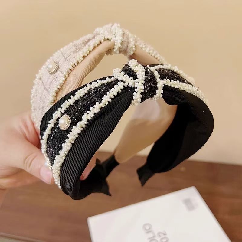 The chanel-style wide-brimmed pearl headband, double-layer woolen, retro knotted headband, sweet and elegant, with a pressed hair buckle accessory for women full figure