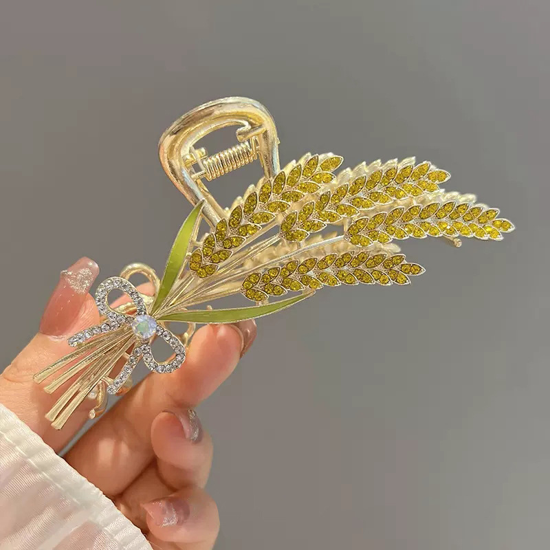 2023 New Golden wheat ear high-end style hair clip for women's summer large shark-shaped hairpin at the back of the head Application Scenario