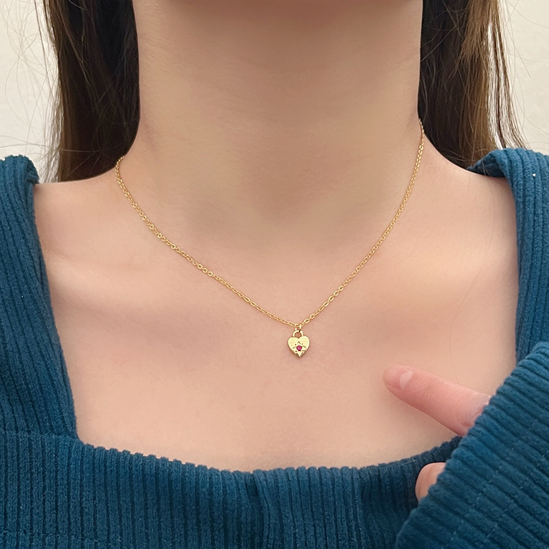 Zircon metal heart-shaped star pendant necklace, a unique, retro, versatile, simple and elegant neckchain collarbone chain for women full figure