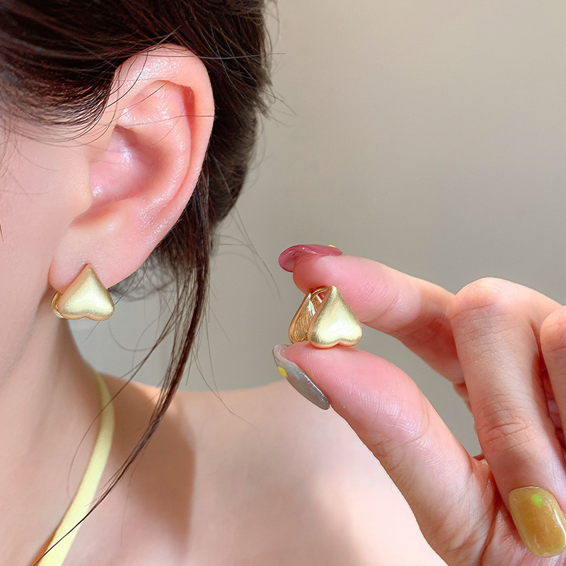 French-style simple and compact heart-shaped earring earrings with a strong design sense, a best-selling heart-shaped stud in 2025, a versatile choice for women details Picture