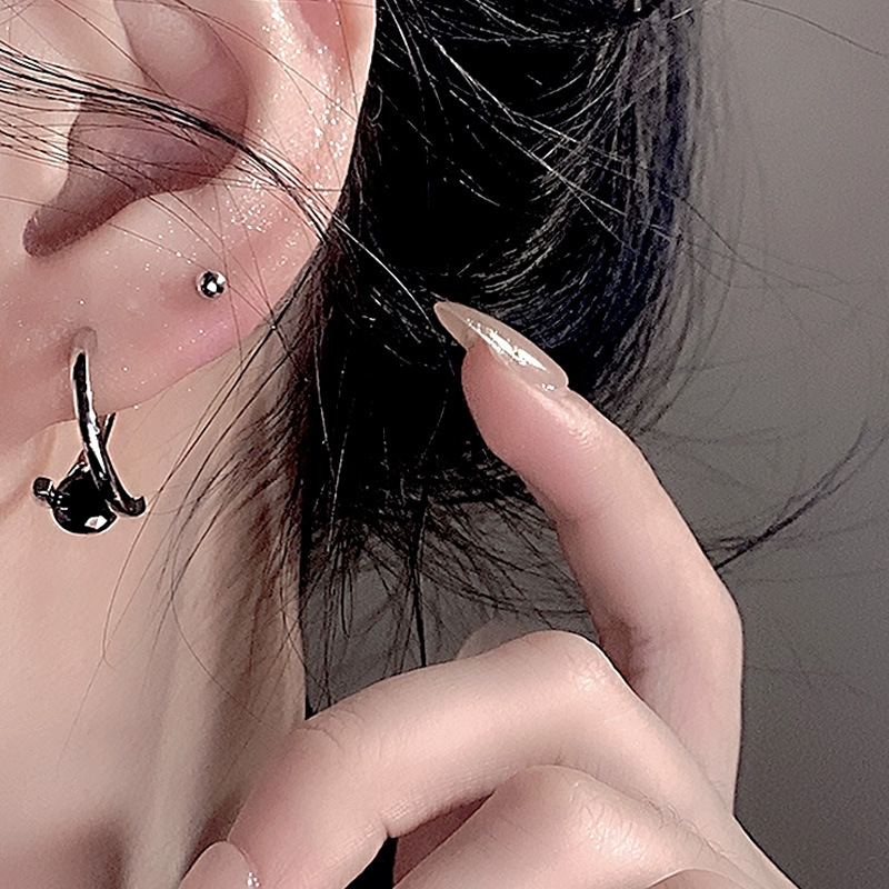 Sweet and cool black zircon earrings, Instagram-style individual and trendy ear buckles, new summer 2025 fashionable design earrings details Picture