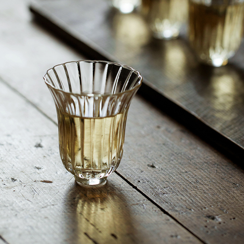 High borosilicate transparent high-temperature resistant glass small cups, owner's glass tea tasting cups, striped petal glass tea tasting cups full figure