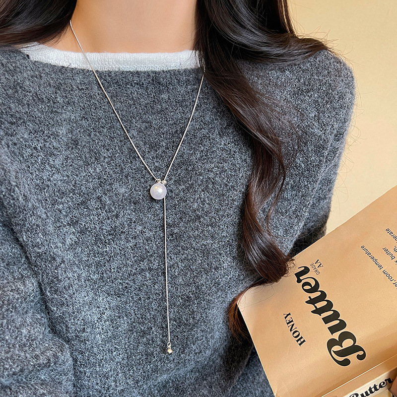 Pull-out long pearl necklace, a unique design for women, French retro style, simple and versatile, elegant necklace Application Scenario