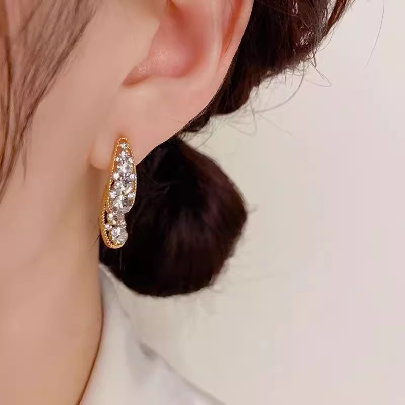 Korean-style full-diamond teardrop earrings are exquisite and elegant. Wearing them from the front and back gives a fashionable and high-end feel. Wholesale of the same style of earrings and earrings as Internet celebrities Specification drawing