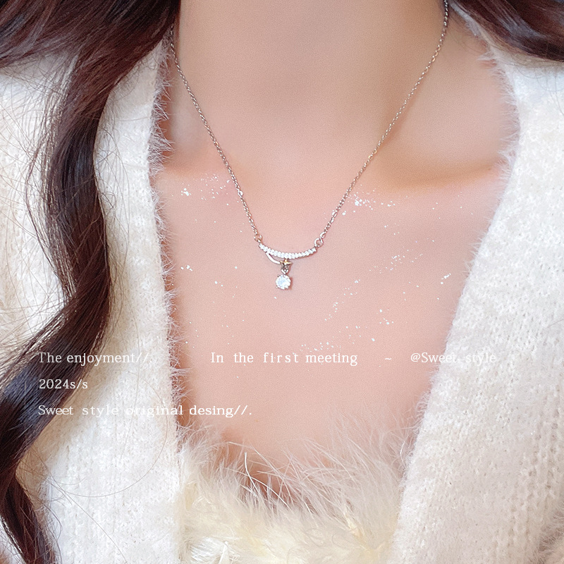 Cold and elegant star-shaped pendant titanium steel necklace for women, exquisite zircon collarbone chain, a light luxury bestseller neckchain accessory Application Scenario