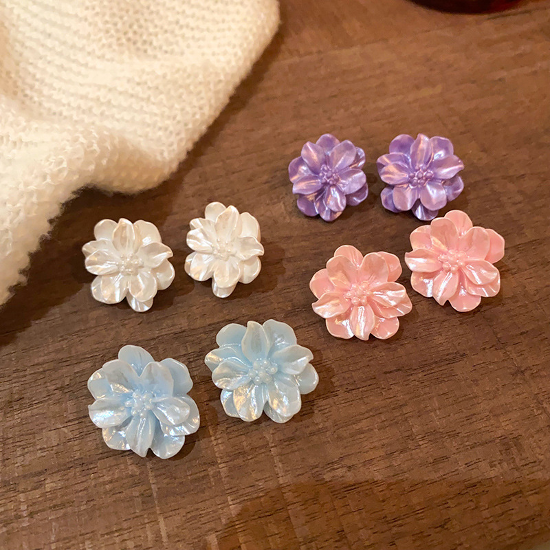 French retro flower earrings, a feminine forest style with a sweet and fresh charm, and floral stud earrings, are summer bestsellers and Internet celebrities full figure