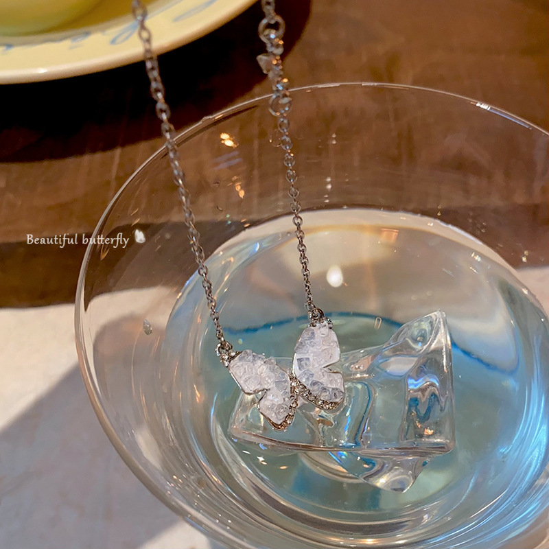 The gradient blue diamond butterfly necklace is a fashionable and high-end, light luxury and niche collarbone chain, a new versatile accessory Specification drawing