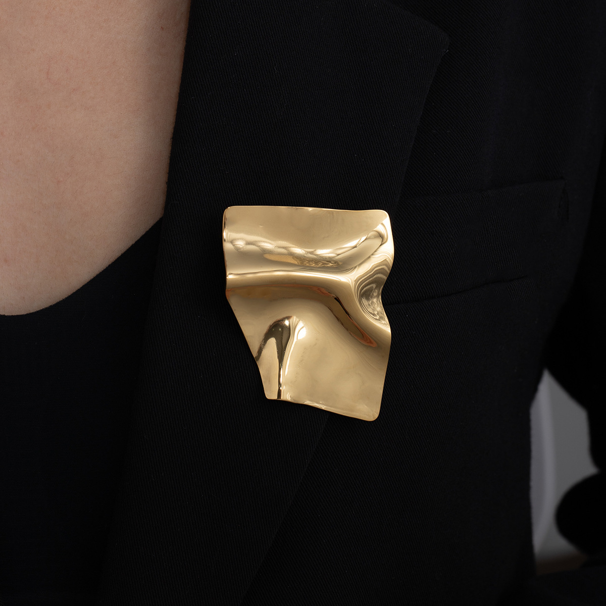 Irregular geometric grand brooch, metal pleats, minimalist and exaggerated brooch accessories, fashionable, individual and versatile decorative items full figure