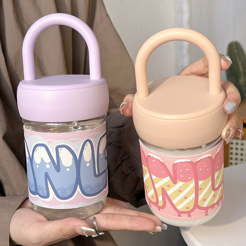 New type of leak-proof sealed direct drinking cup with a handle for girls, featuring an ice cream sleeve and water cup. It is a portable large-capacity plastic cup for direct drinking full figure