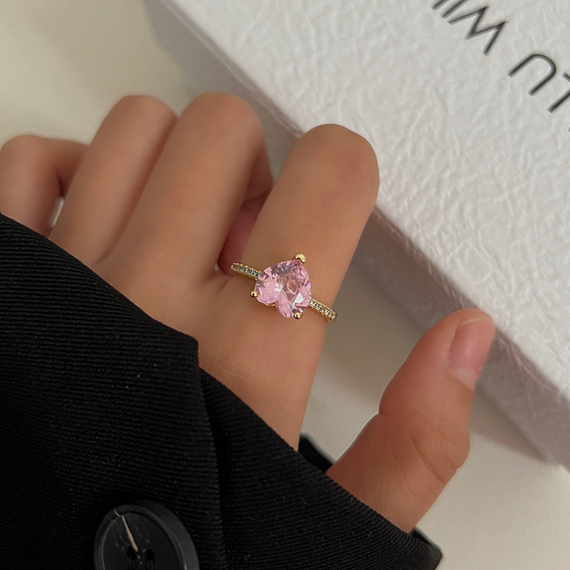 Zircon diamond-encrusted heart-shaped open ring, with a touch of light luxury and high-end elegance, is a niche design and fashionable jewelry details Picture