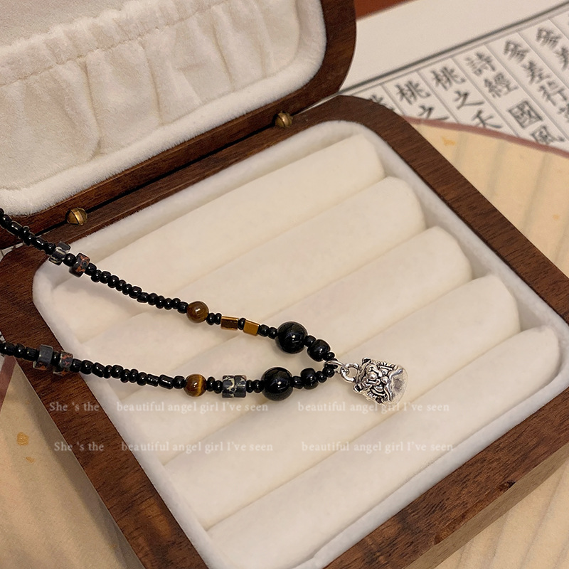 New Chinese-style lion dance pendant necklace for women on Instagram, trendy and niche retro ethnic style beaded collarbone chain accessory Application Scenario
