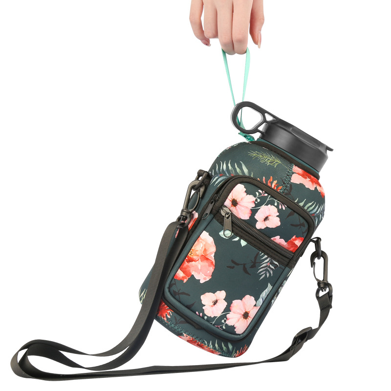 One-gallon sports water bottle with strap, insulated lid, non-hot and anti-slip water cup lid, diving material, 2.2L water bottle Application Scenario