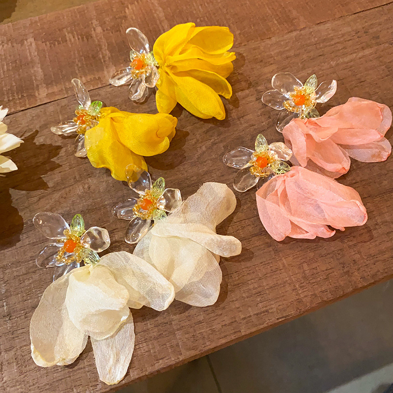 Super ethereal atmosphere yellow petal tassel earrings, exaggerated vacation style travel earrings, French retro niche stud earrings full figure